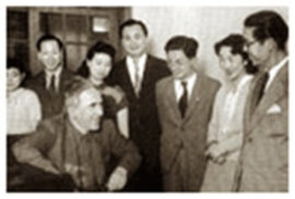マンフレット・グルリットを囲んで（右端は下八川圭祐） 1948年6月20日 中央区立泰明小学校内