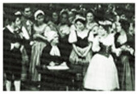 〈声専オペラ〉『夢遊病の娘』（ベッリーニ・日本初演）1962年1月18日 文京公会堂 前列左から 中村健（エルヴィーノ）、粟國安彦（公証人）、 大谷洌子（アミーナ／演出）