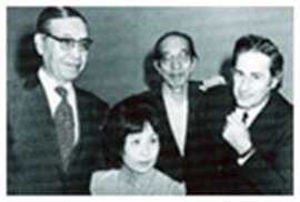 左から下八川圭祐、砂原美智子教授、（1人おいて）ジャン・カルロ・メノッティ