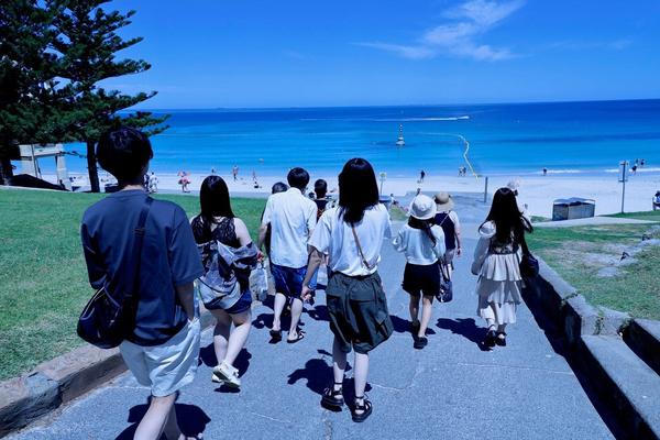 さっそく近くのCottesloe Beachへ