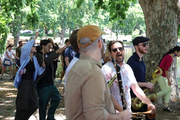 Jazz Parade (ジャズパレードが 行われているHyde Park (ハイドパーク)へ パレードに参加しました。