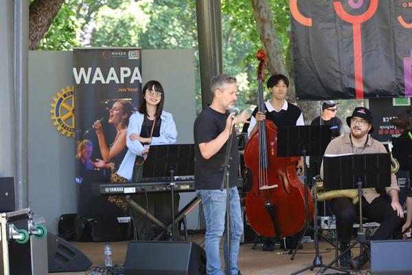WAYJOの音楽監督メイスさんが英語であいさつ(当然か!)