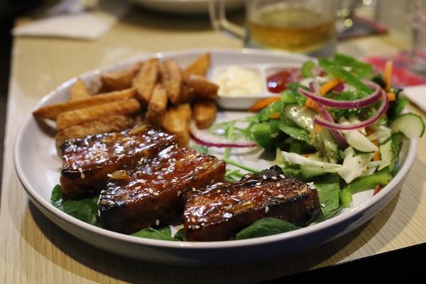 ディナーはホテルそばのMama’s Bistro「母さん食堂」 で。(昭和時代の直訳ですけど)