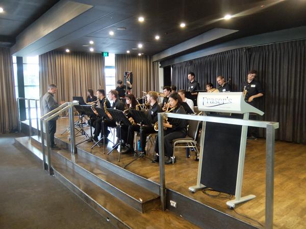 NWSGのboardや関係者の皆さんに感謝の演奏 キングス・パークで