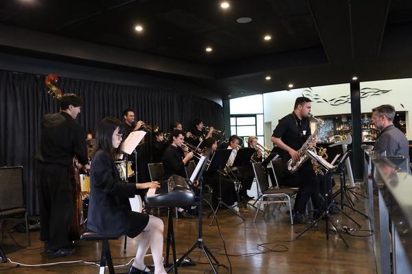 NWSGのboardや関係者の皆さんに感謝の演奏 キングス・パークで