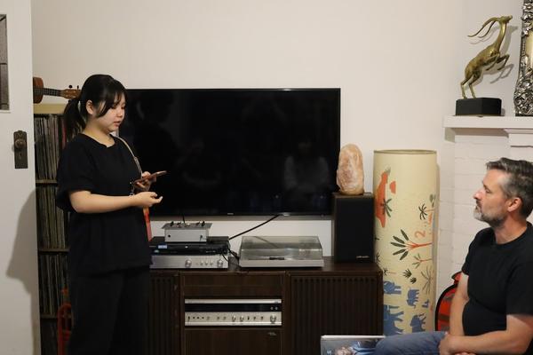 WAYJO音楽監督メイス氏の自宅でそれぞれが自分の好きな曲の説明を英語で