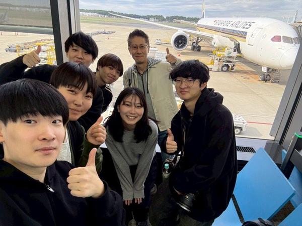 SQ(シンガポール航空)で成田からシンガポールでトランジット。オーストラリア・ パースへは深夜に着きました。みんな元気です。