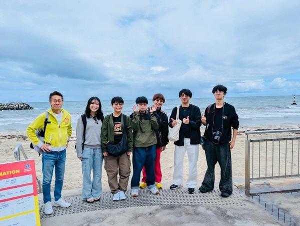 昨日のはらはら： ①新百合発朝5：30のバスの成田到着が遅れて気をもみました。 ②	シンガポールでのトランジットで買い物した店にパスポートを 置いてきて青ざめました。 ③	23:55 パース着、迎えに来てくれるはずのバスが遅延。グッとがまんで深夜の3時前にホテル到着 ④	届けてくれるといった軽食、水もなし、近所のコンビニで水を買ってとにかく眠りに着く。