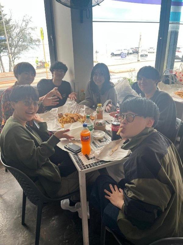 我々は「フィッシュ・アンド・チップス　を頬張るぜ！」