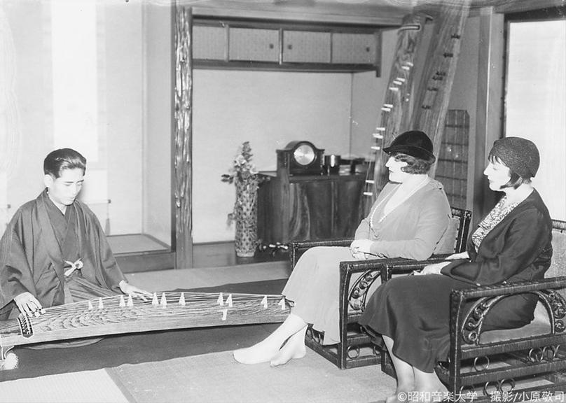 宮城道雄(邦)の箏演奏を聞くルネ・シュメー女史