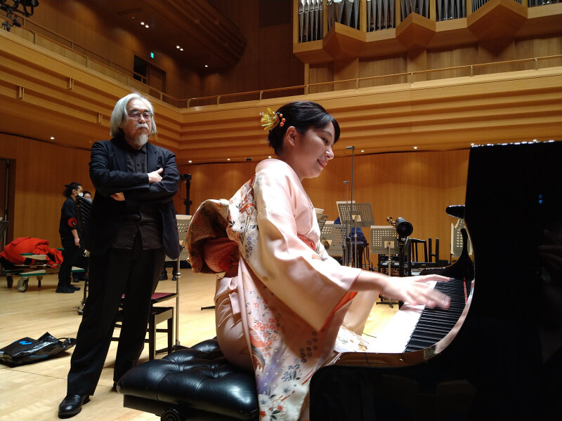 作曲家の吉松隆さん(左)とピアノを演奏する黒木雪音さん(右)